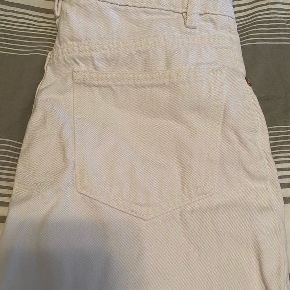 NWOT Zara white jeans with distressed edge. - Picture 5 of 6